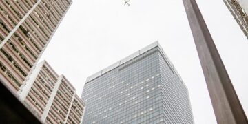 U.S. Government Shutdown Causes Flight Delays and Economic Impact on Travel Industry: