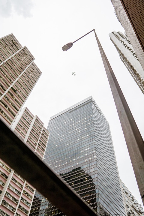 U.S. Government Shutdown Causes Flight Delays and Economic Impact on Travel Industry: